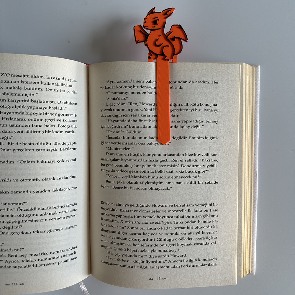 Charizard temalı bu eşsiz kitap ayracı, Mimito'da uygun fiyata online olarak satışta. Charizard temalı bu eşsiz kitap ayracı, Mimito'da uygun fiyata online olarak satışta.