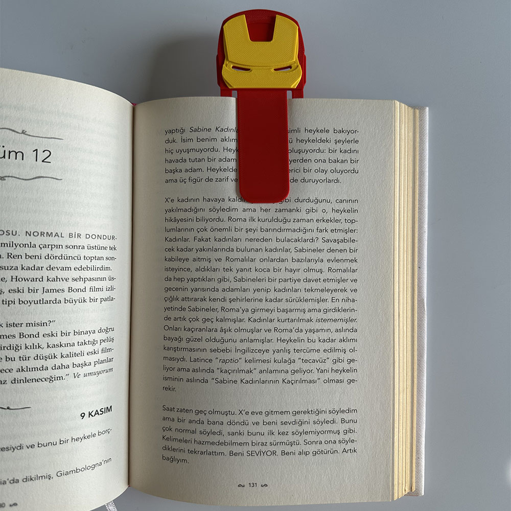 Iron Man temalı bu eşsiz kitap ayracı, Marvel hayranları için ideal bir hediye seçeneği sunar. Iron Man temalı bu eşsiz kitap ayracı, Marvel hayranları için ideal bir hediye seçeneği sunar.